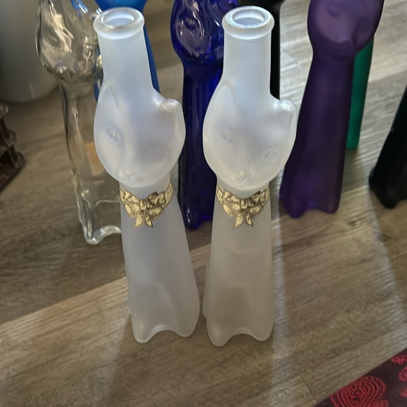 9 empty kitty wine bottles of various colours. - Picture 2 of 4